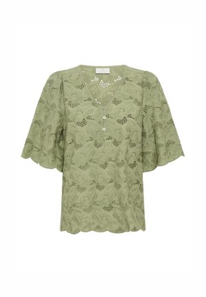 Blouse en dentelle vert clair avec manches courtes bouffantes, col en V, trois boutons devant, broderie florale et bords festonnés.