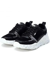Sneakers neri con tomaia testurizzata, realizzata con un mix di materiali lisci e scamosciati. La suola maculata bianca aggiunge contrasto. Design con lacci.