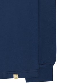Marinefarbener Langarmshirt mit glatter Textur, ausgestattet mit einem umgeschlagenen Ärmel und einem kleinen Etikett mit grünem Logo in der Nähe des Saums.