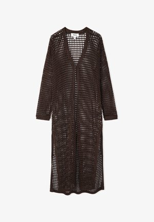Cardigan long en tricot ajouré brun avec un col en V, des manches trois-quarts, des fentes sur les côtés et un design texturé et respirant.