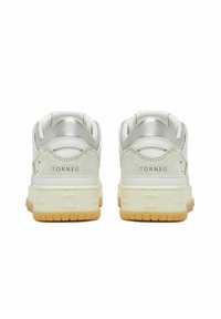 Sneakers bianche con accenti in suede e metallo argentato, dotate di una spessa suola in gomma e del marchio "TORNEO" sul retro.
