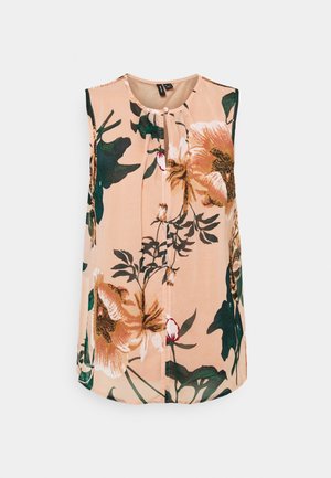 Ærmeløs ferskenfarvet bluse med stort orange og beige blomsterprint samt mørkegrønne blade, med rund halsudskæring og en lille fold foran.