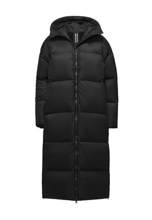 Doudoune noire avec une silhouette longue, fermeture éclair, capuche et texture gonflée segmentée. Fabriquée en matériau léger et isolant.