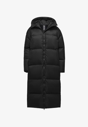 Doudoune noire avec une silhouette longue, fermeture éclair, capuche et texture gonflée segmentée. Fabriquée en matériau léger et isolant.