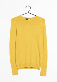 Gelber Strickpullover mit langen Ärmeln, Rundhalsausschnitt, seitlichen Schlitzen und kleinen dekorativen weißen Knöpfen an den Bündchen. Glatte Textur.