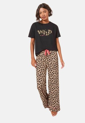 Czarny t-shirt krótki rękaw z napisem "WILD" oraz szerokie spodnie w cętki z czerwonym sznurkiem. Miękki bawełniany materiał, luźny krój.