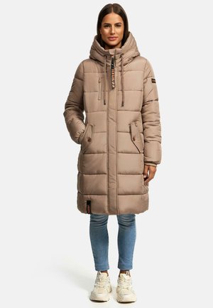 Manteau d'hiver beige long avec capuche, présentant un design matelassé, deux poches avant, fermeture éclair et accents à cordon.