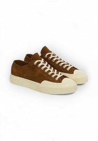 Braune Wildledersneaker mit cremfarbenen Gummisohlen, ausgestattet mit einer Schnürung und strukturierten Zehenkappen. Sauberer, minimalistischer Stil.