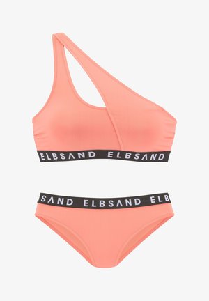 Twee-delig badpak in koraal met een schouderontwerp. De top heeft een zwarte merk elastische band, terwijl de onderkant bijpassende band heeft.