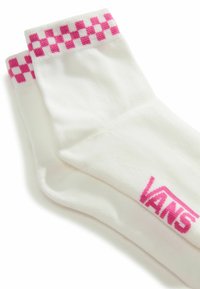 Calzini bianchi alla caviglia con motivo a scacchi rosa ai polsini e logo "VANS" rosa vicino alle dita.