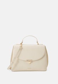 Sac à main structuré couleur crème avec poignée supérieure, bandoulière ajustable et fermoir triangulaire doré sur le rabat avant.