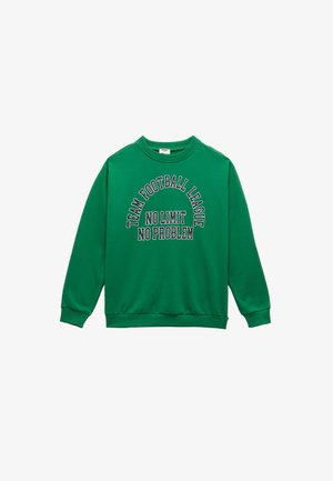 Zielona bluza z okrągłym dekoltem, długimi rękawami i prążkowanymi mankietami. Posiada nadruk tekstowy: "TEAM FOOTBALL LEAGUE NO LIMIT NO PROBLEM."