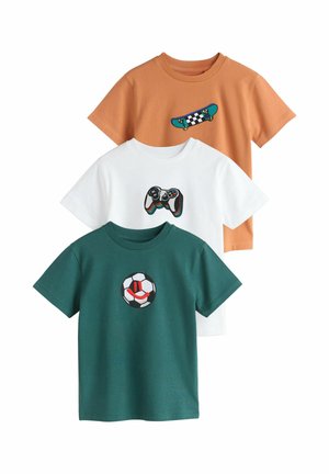 Kolm puuvillast T-särki: üks oranž rulaplaadiga graafikaga, üks valge mängukontrolleri kujutisega, üks roheline jalgpallimustriga.