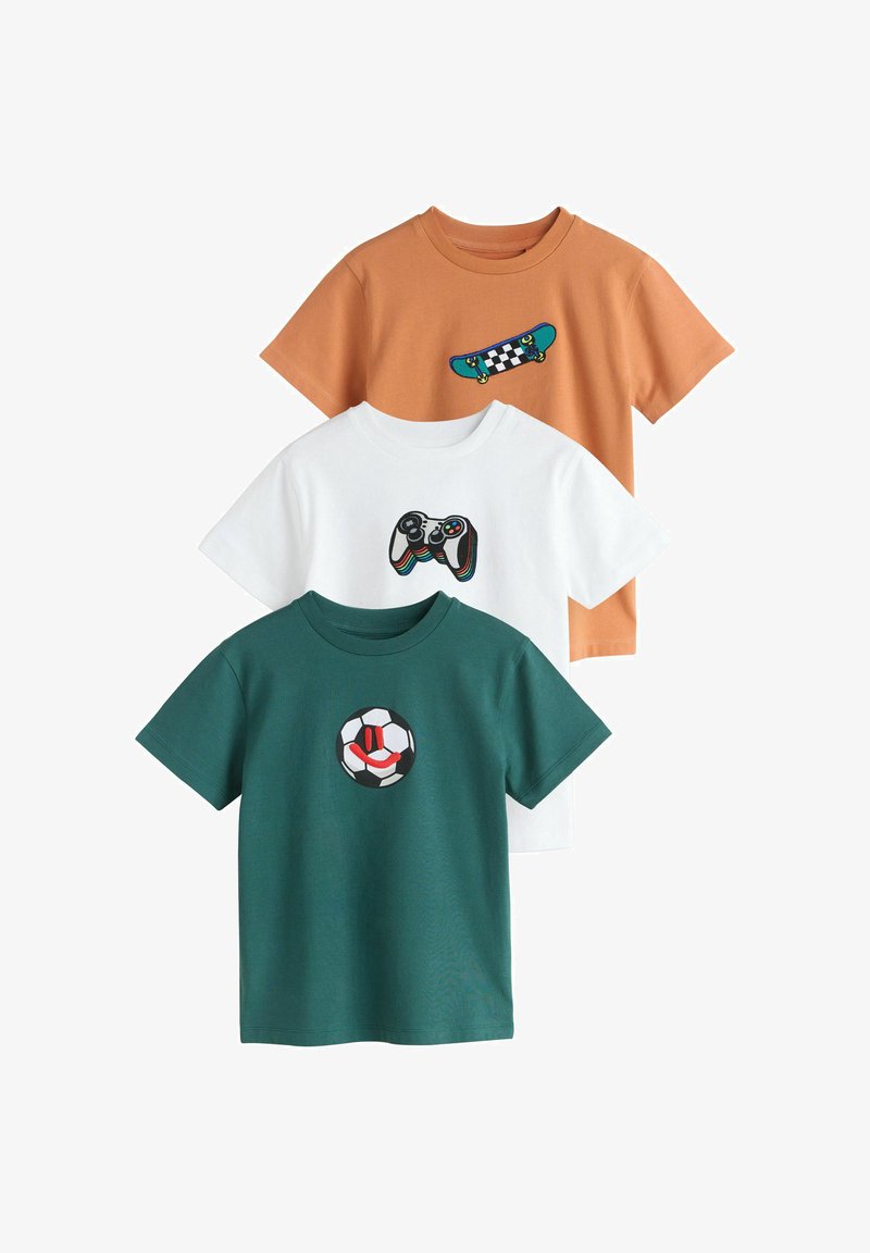 Tri bavlnené tričká: jedno oranžové s grafikou skateboardu, jedno biele s ovládačom hry, jedno zelené s dizajnom futbalovej lopty.