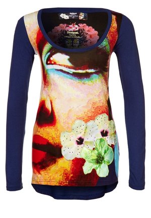 Langærmet marineblå top med et farverigt abstrakt ansigtsprint og tre broderede blomsterapplikationer foran.