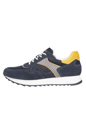 Sneaker in suede blu navy con accenti grigi e gialli, caratterizzata da una linguetta in rete, lacci bianchi e una suola bianca spessa con una trama texturizzata.