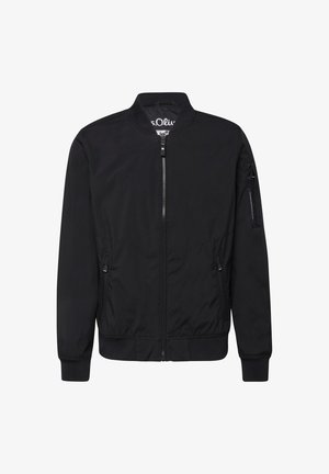 Zwarte bomberjas met voorrits, twee zijzakken met rits, geribbelde manchetten en zoom, en een ritssluiting op de linker mouw.