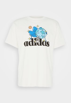 Weißes Baumwoll-T-Shirt mit einem blauen Grafikdesign eines lächelnden Globus, der von zwei Blättern umarmt wird, mit "adidas" in fetten schwarzen Buchstaben darunter.