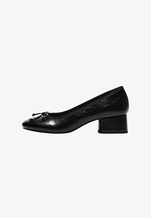Schwarze Lacklederpumpe mit runder Zehenform, kleinem Blockabsatz und Schleifenakzent an der Vorderseite. Glatte Textur mit glänzendem Finish.