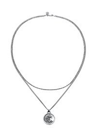 Sölv dubbelsträngad halsband med en rund berlock med en vågmönster, som visar en texturerad yta och ett spänne.