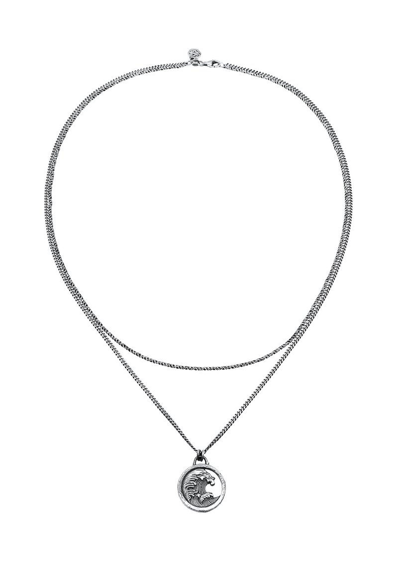 Sölv dubbelsträngad halsband med en rund berlock med en vågmönster, som visar en texturerad yta och ett spänne.