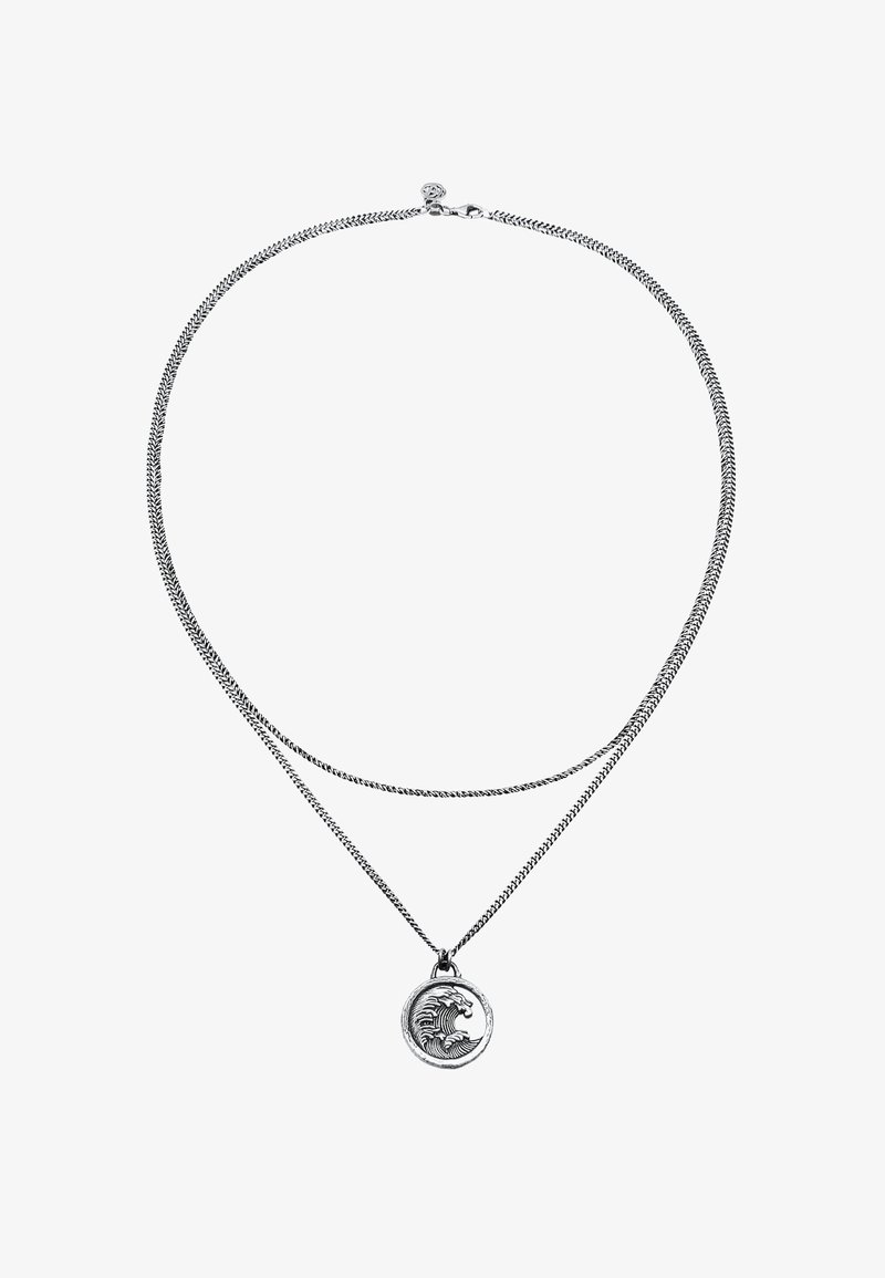 Sölv dubbelsträngad halsband med en rund berlock med en vågmönster, som visar en texturerad yta och ett spänne.