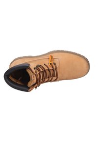 Braune Leder-Arbeitsstiefel mit braunen Schnürsenkeln, gepolstertem Kragen und Gummisohle. Verfügt über ein orangefarbenes Logo-Tag und Kontrastnähte.