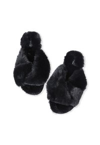 Chaussons en fausse fourrure noire avec un design à bande croisée. Texture douce et matériau moelleux. Style ouvert avec une semelle rembourrée et des bords arrondis.