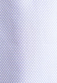 Tessuto bianco con un motivo triangolare ripetuto di colore azzurro chiaro, caratterizzato da una texture liscia e una leggera lucentezza, che crea un aspetto uniforme.