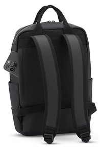 Mochila negra con un exterior liso y un respaldo de malla acolchada. Cuenta con correas ajustables, una asa de transporte y un bolsillo lateral para dispositivos.