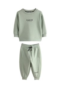 Jasnozielona bluza z kapturem z logo "BAKER", zestawiona z pasującymi spodniami dresowymi z troczkami i bocznymi kieszeniami. Gładka tekstura materiału.