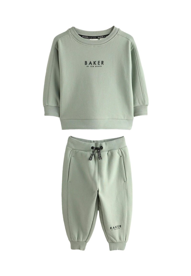 Jasnozielona bluza z kapturem z logo "BAKER", zestawiona z pasującymi spodniami dresowymi z troczkami i bocznymi kieszeniami. Gładka tekstura materiału.