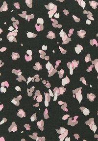 Tissu noir avec un motif dispersé de formes abstraites roses et blanches. La texture semble lisse et légère.