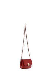 Borsa a tracolla in pelle rossa con chiusura in metallo dorato, tracolla a catena trapuntata e forma rettangolare strutturata.