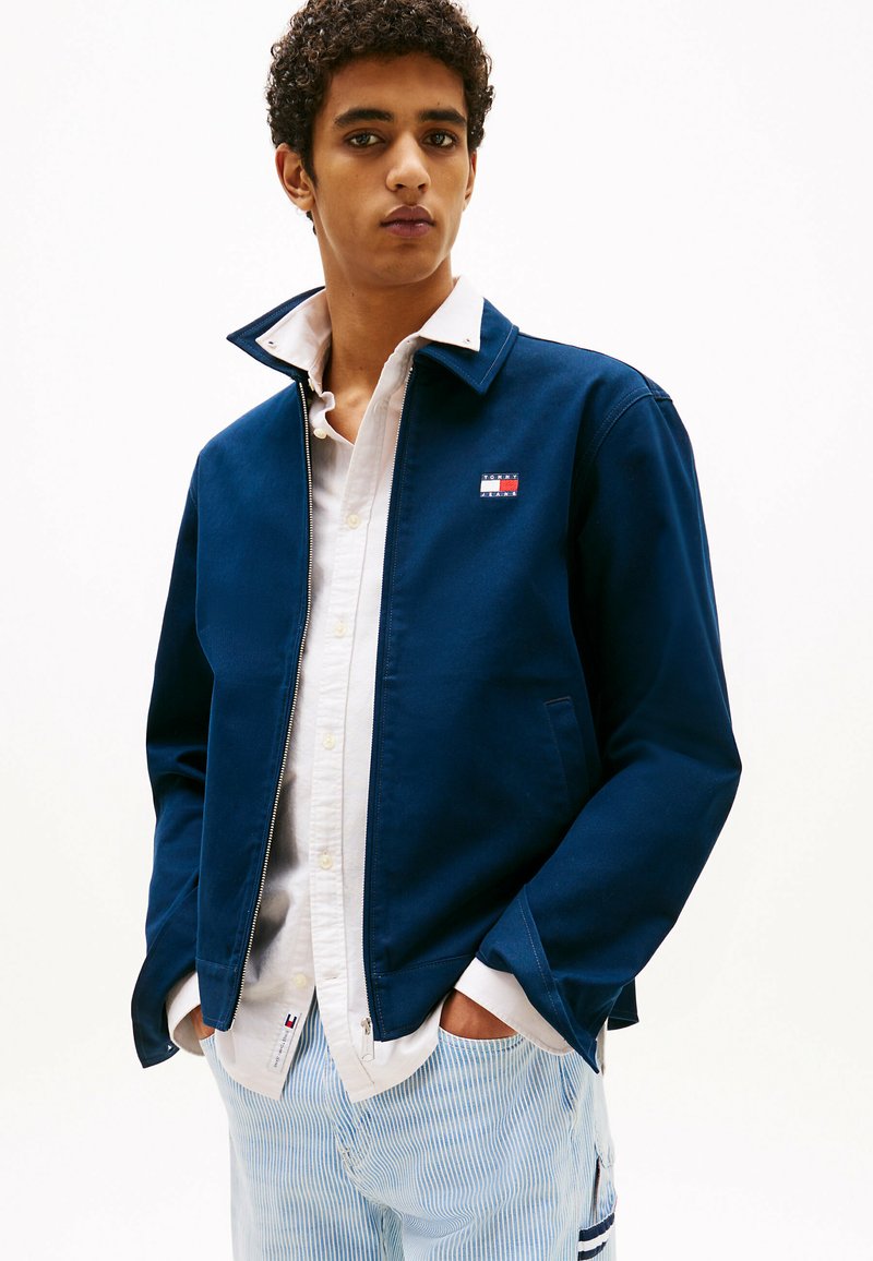 Tommy Jeans - LOGO ZIP-THRU - Übergangsjacke - dark night navy, Vergrößern
