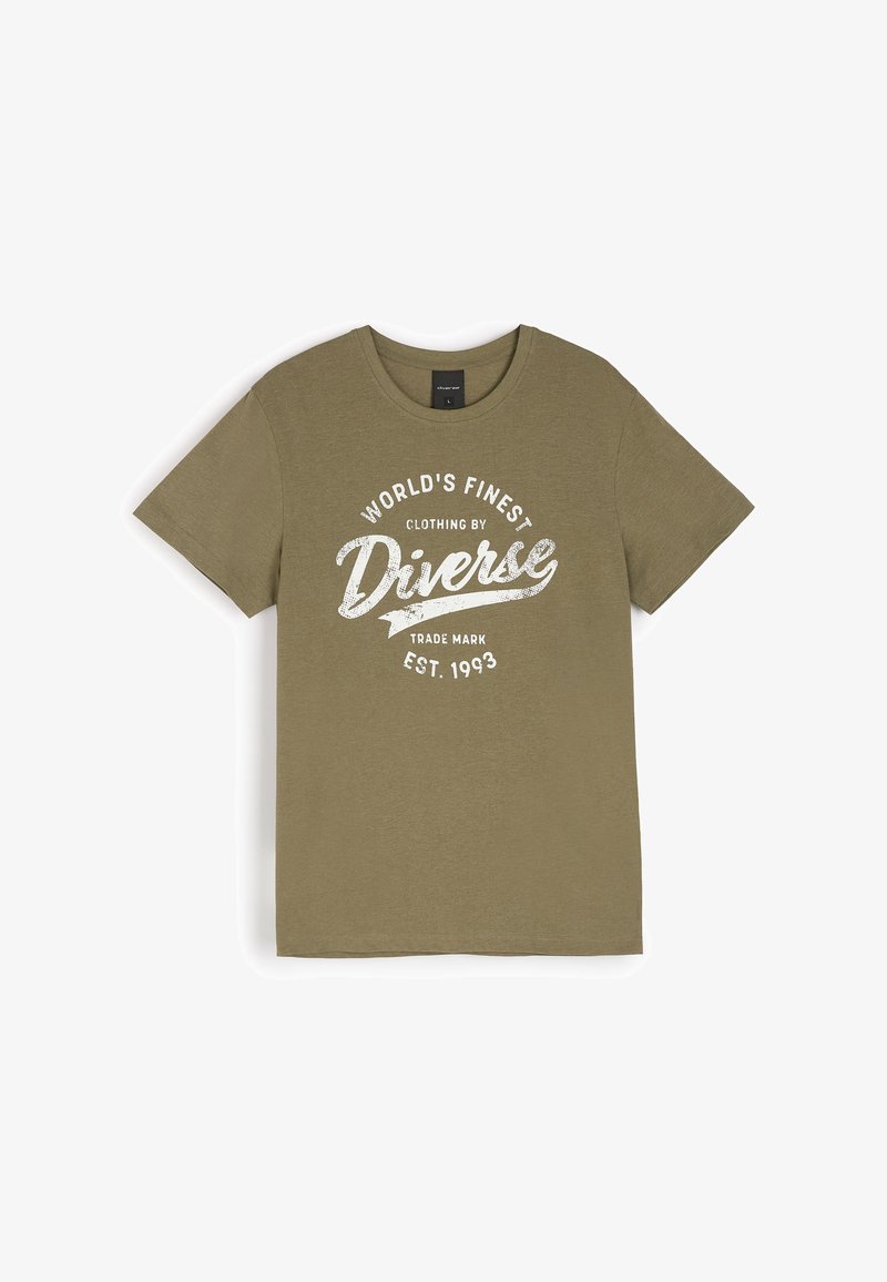 Oliwkowa bawełniana koszulka z krótkim rękawem i okrągłym dekoltem, z białym nadrukiem graficznym: "NAJLEPSZA ODZIEŻ ŚWIATA BY DIVERSE."