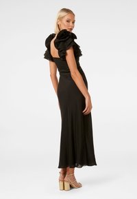 Forever New RYLIE RUFFLE SHOULDER MIDI DRESS - Společenské šaty - black
