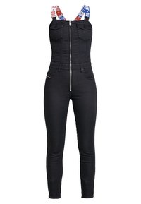 Černý denimový overal s předním zipem, dvěma kapsami na hrudi a vícebarevnými značkovými popruhy. Přiléhavý střih, zkrácené nohavice, hladká textura.