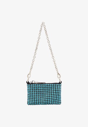 Geantă de mână mică, neagră, împodobită cu rhinestones turcoaz, având o curea din lanț argintiu și închidere cu fermoar. Formă rectangulară, suprafață texturată.
