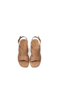 Sandali in pelle tan con punta aperta, cinturino posteriore e design ritagliato. Texture liscia con accenti di cucitura minima sui lati.