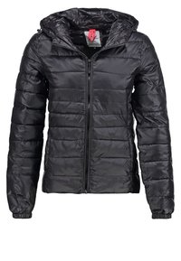 Veste matelassée noire gonflée avec fermeture éclair sur le devant, capuche et poignets élastiques. Présente un motif matelassé horizontal et un extérieur lisse et brillant.