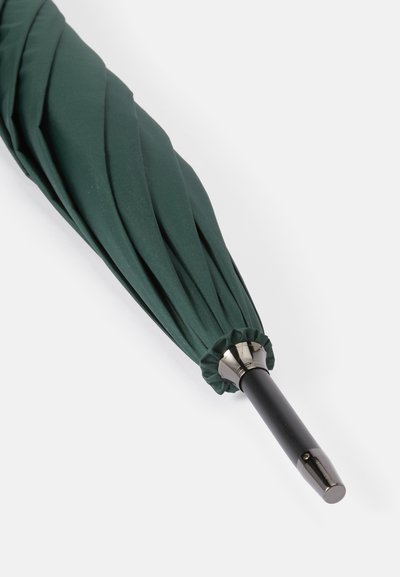 Mørk grønn paraply med en teksturert kuppel, som har et plisserte design og metallisk aksent på håndtaket. Håndtaket er slankt og svart.