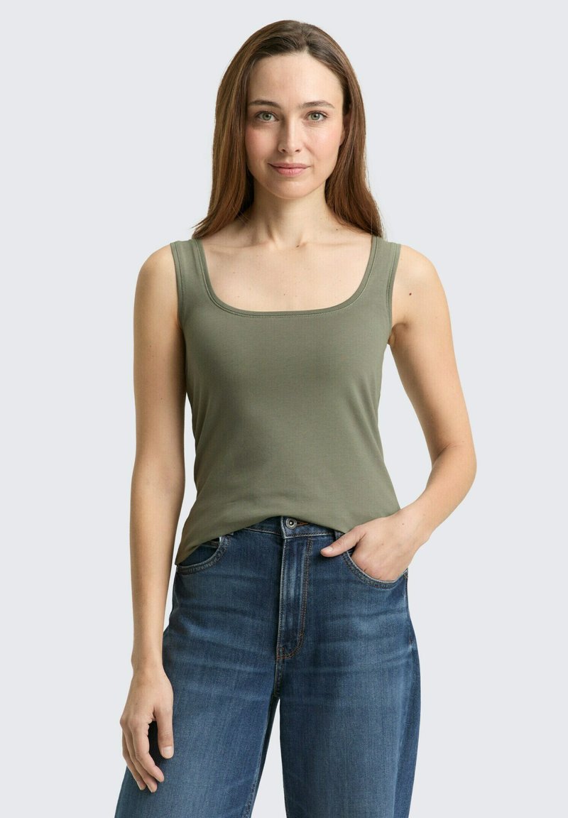 Groen katoenen tanktop met een vierkante halslijn en brede bandjes, gedragen met een blauwe spijkerbroek, met een comfortabele pasvorm.