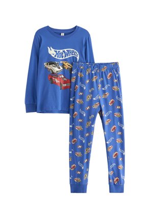 Sinisiä puuvillapaitoja sisältävä pyjamakokonaisuus, jonka yläosassa on pitkät hihat ja auton graafisia kuvastoja, sekä siniset housut, joissa on erilaisia auto- ja liekkikuvioita.