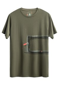 T-shirt en coton vert olive avec un design graphique de tuyaux et des accents rouges. Il présente un col rond et des manches courtes.
