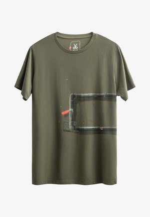 Olijfgroene katoenen t-shirt met een grafisch ontwerp van pijpen en rode accenten. Beschikt over een ronde halslijn en korte mouwen.