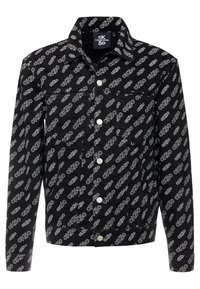 Svart denimjacka med ett upprepat vitt logomönster, klassisk krage, knappstängning fram och två framfickor.