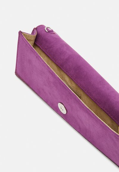 Astuccio a matita in suede viola con chiusura a scatto argentata, dotato di una fodera interna liscia e di una forma rettangolare.