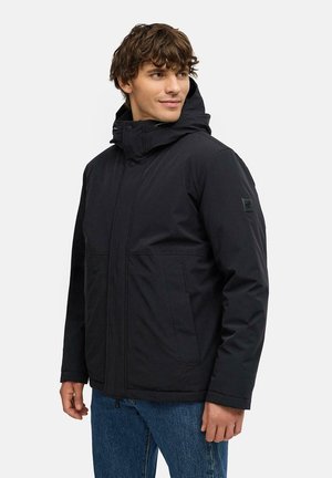 Zwarte geïsoleerde jas met capuchon, voorzien van een ritsluiting, twee voorkeurszakken en een textured stof. Eenvoudig ontwerp met minimale accenten.
