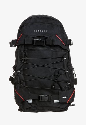 Mochila negra hecha de un tejido duradero que cuenta con un sistema de cuerda elástica, múltiples cremalleras, un broche frontal y detalles en acento rojo.